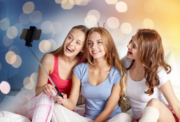 Meninas adolescentes com smartphone levando selfie em casa — Fotografia de Stock