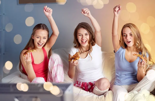 幸せな友人や 10 代の女の子の家でピザを食べる — ストック写真