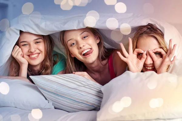 Feliz joven mujer en cama en casa pijama fiesta — Foto de Stock