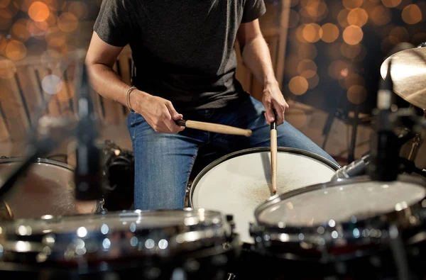 Hudebník hraje bicí souprava na koncertě přes světla — Stock fotografie