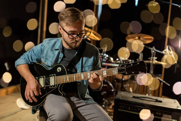 Mężczyzna gra na gitarze w studio prób — Zdjęcie stockowe