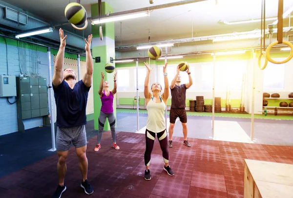 Grupp av personer med medicin bollträning i gym — Stockfoto