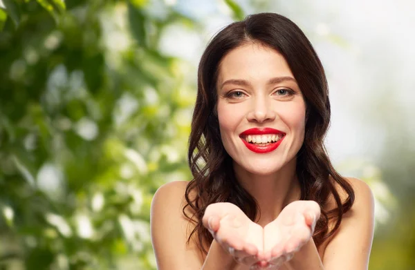 Schöne lächelnde junge Frau mit rotem Lippenstift — Stockfoto