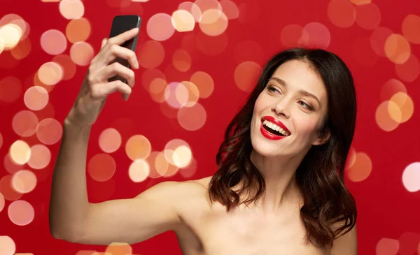 Beautiful woman taking selfie by smartphone — Stock Photo, Image