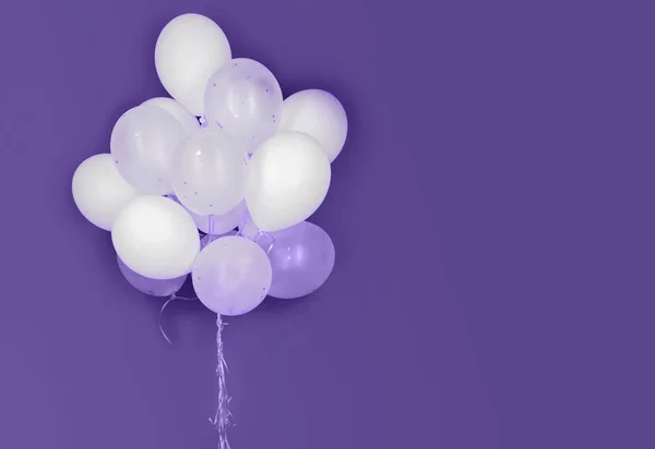 Palloncini di elio bianco su sfondo ultra viola — Foto Stock