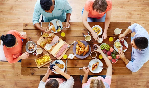 Groep mensen die het ontbijt aan tafel — Stockfoto