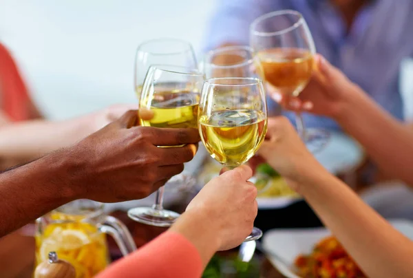 Mãos a bater copos de vinho — Fotografia de Stock