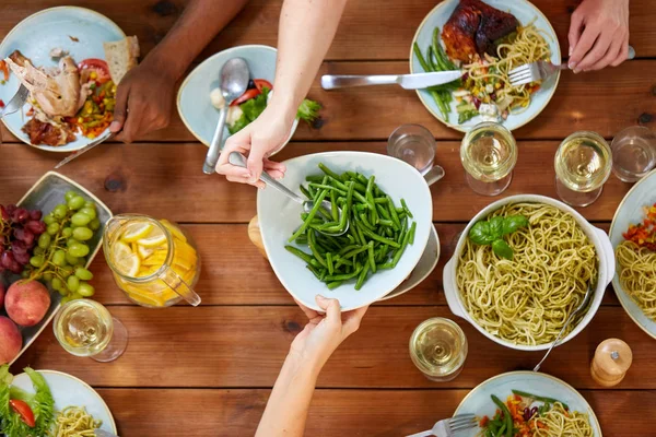 Menschen am Tisch mit Essen essen grüne Bohnen — Stockfoto