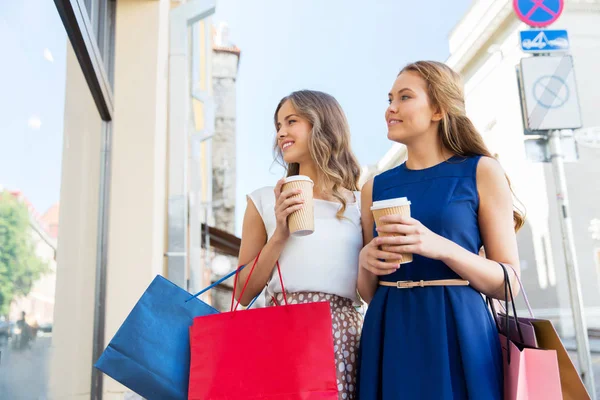 ショッピングバッグやコーヒーを手にした幸せな女性は — ストック写真