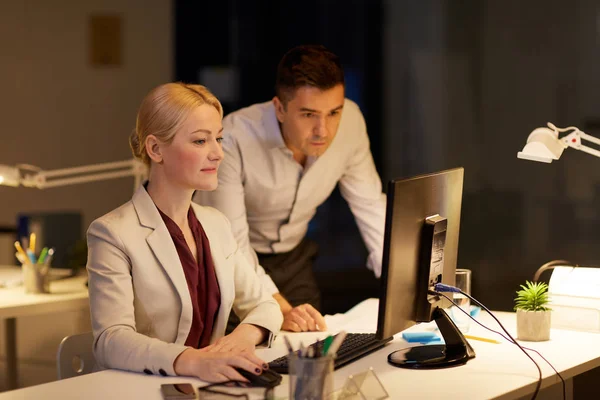 Equipo de negocios con computadora trabajando hasta tarde en la oficina — Foto de Stock