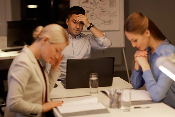 Geschäftsteam mit Laptop arbeitet spät im Büro — Stockfoto