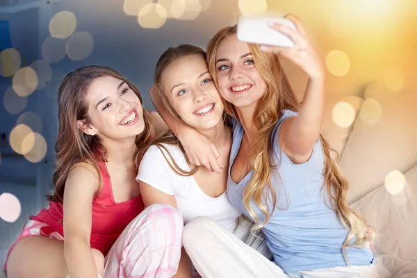 집에서 selfie를 복용 하는 스마트폰으로 십 대 여자 아이 스톡 사진