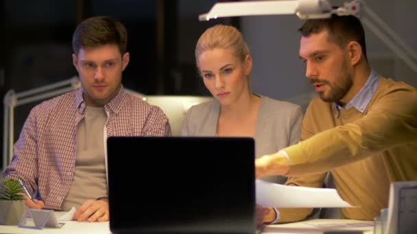 Equipo de negocios con ordenador portátil que trabaja en la oficina nocturna — Vídeo de stock