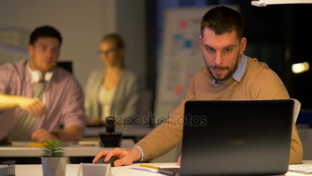 Trabalhador de escritório com laptop pede ajuda ao colega — Vídeo de Stock