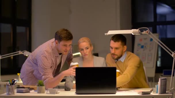 Business-team med laptop och kaffe på kontoret — Stockvideo