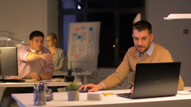 Impiegato con computer portatile chiede aiuto al collega — Video Stock