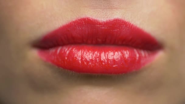 Женщина губы с красной помадой делает поцелуй — стоковое видео