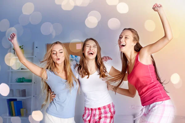 Amigos felices o chicas adolescentes divirtiéndose en casa —  Fotos de Stock