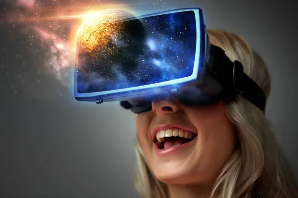Mulher em óculos de realidade virtual ou 3D — Fotografia de Stock