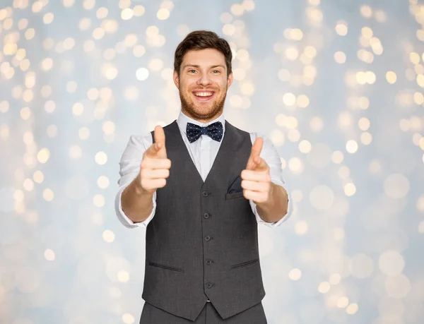 Festival takım elbise kamera işaret içinde mutlu adam — Stok fotoğraf