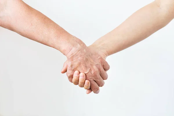Närbild på senior och ung kvinna hand i hand — Stockfoto