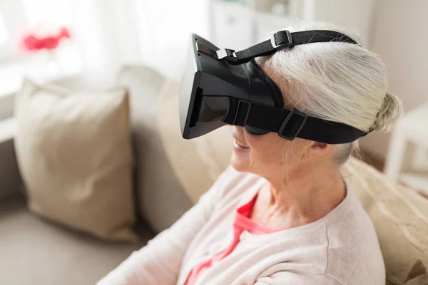 Anciana en auriculares de realidad virtual o gafas 3d — Foto de Stock