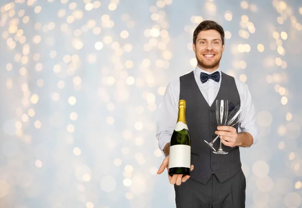 Man met fles champagne en glazen op feestje Rechtenvrije Stockafbeeldingen