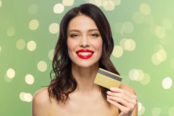 Schöne Frau mit rotem Lippenstift und Kreditkarte — Stockfoto