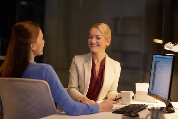 Mujeres de negocios hablando hasta tarde en la oficina de noche —  Fotos de Stock