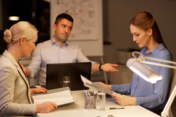 Business-team med laptop jobbar sent på kontoret — Stockfoto