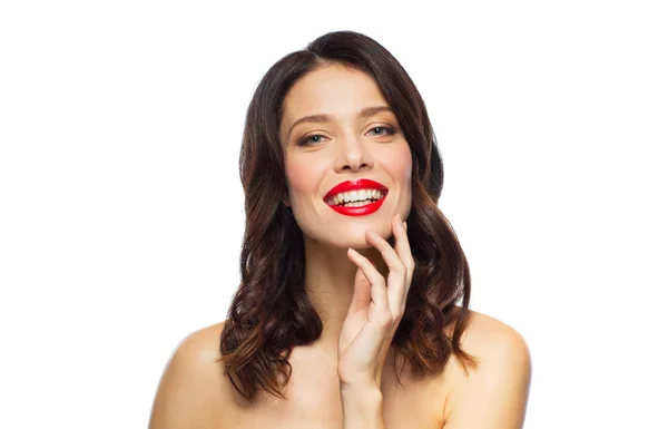 Bella giovane donna sorridente con rossetto rosso — Foto Stock