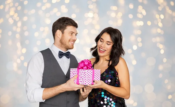 Casal feliz com caixa de presente na festa de aniversário — Fotografia de Stock