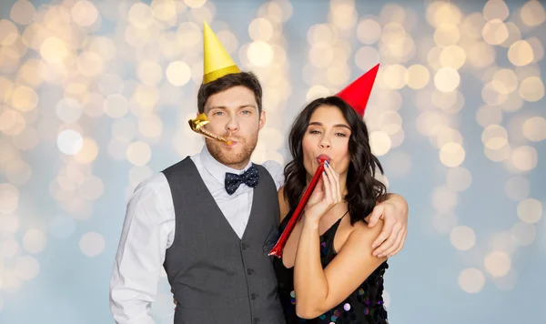 Couple heureux avec des ventilateurs de fête avoir du plaisir — Photo