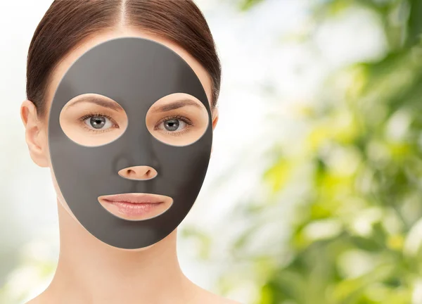 Mooie jonge vrouw met hydrogel masker op gezicht — Stockfoto