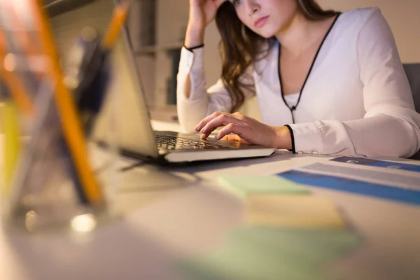 Empresária com laptop trabalhando no escritório da noite — Fotografia de Stock