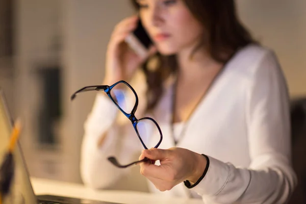 Nő a hívás-ra smartphone szemüvegek — Stock Fotó