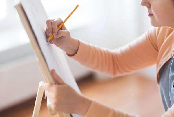 Artista com desenho a lápis no estúdio de arte — Fotografia de Stock