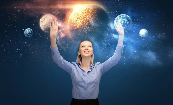 Счастливая деловая женщина с виртуальными планетами и космосом — стоковое фото