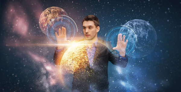 Geschäftsmann mit virtuellen Planeten und Weltraum — Stockfoto