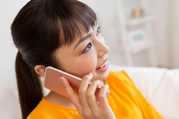Крупним планом азіатська жінка дзвонить на смартфон — стокове фото