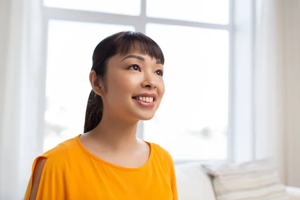 집에서 웃는 젊은 아시아 여자의 초상화 — 스톡 사진