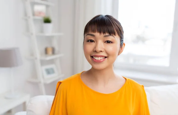 Portrait de sourire jeune asiatique femme à la maison — Photo