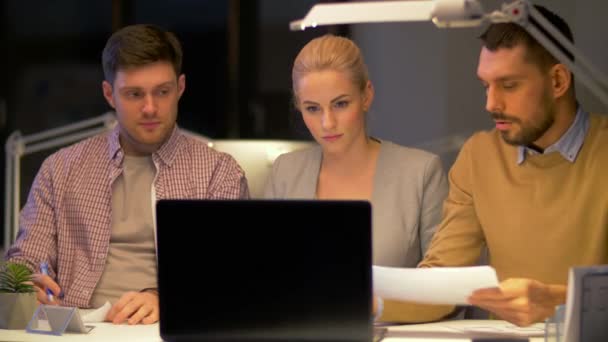 Obchodní tým s notebookem pracovat v noci kancelář — Stock video