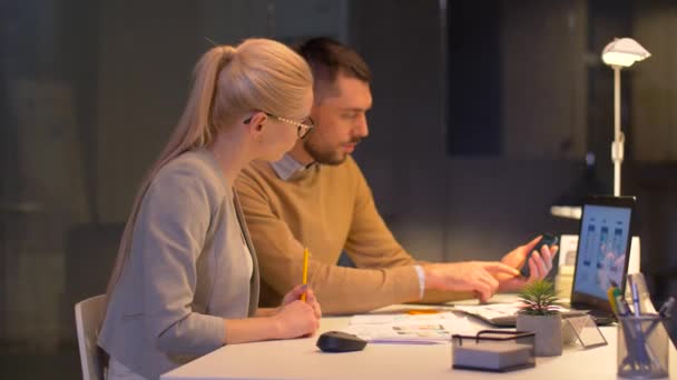 Business-team med laptop arbetar på natten kontor — Stockvideo