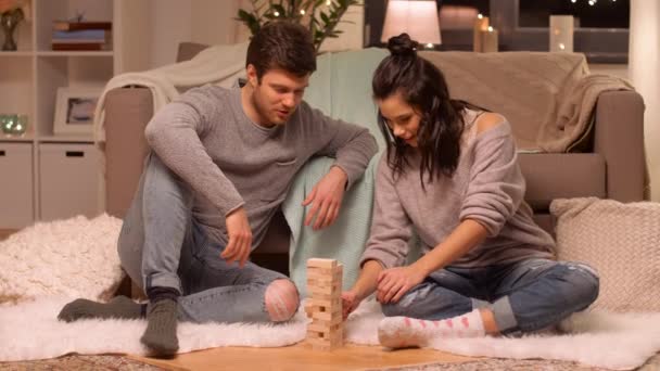 幸せなカップルの自宅でブロック スタック ゲームを遊ぶこと — ストック動画