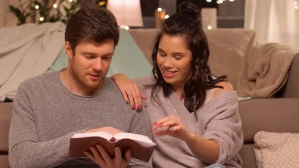 幸せな夫婦は家で本を読んで — ストック動画