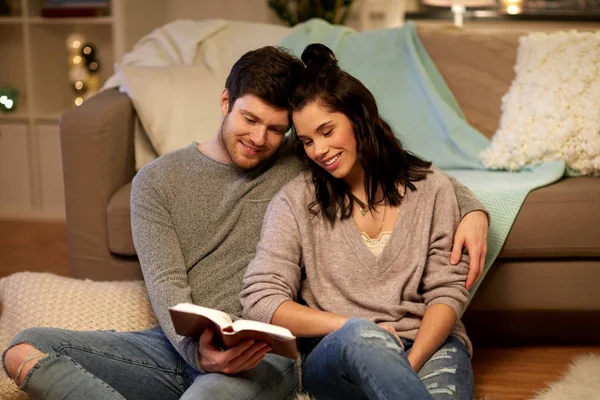 Felice coppia lettura libro a casa — Foto Stock