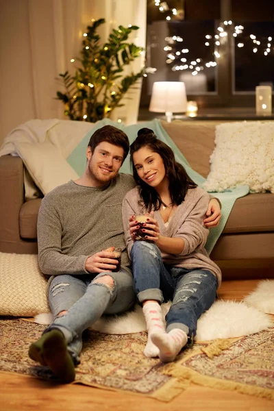 Feliz pareja bebiendo café y comiendo en casa —  Fotos de Stock