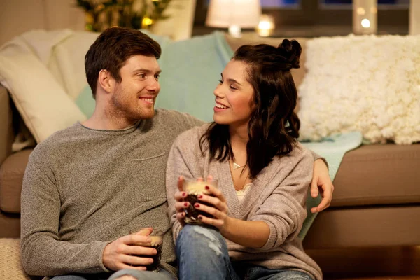 Boldog pár iszik kávét és eszik otthon — Stock Fotó