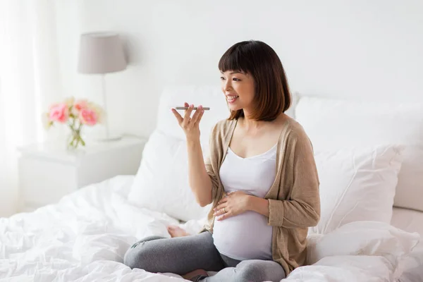 Zwangere vrouw, het gebruik van VoiceRecorder op smartphone — Stockfoto